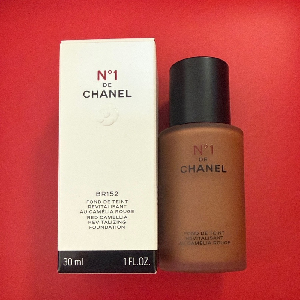 CHANEL N°1 Red Camellia Revitalizing Foundation BR152 Luminous Hydrating 30ml
